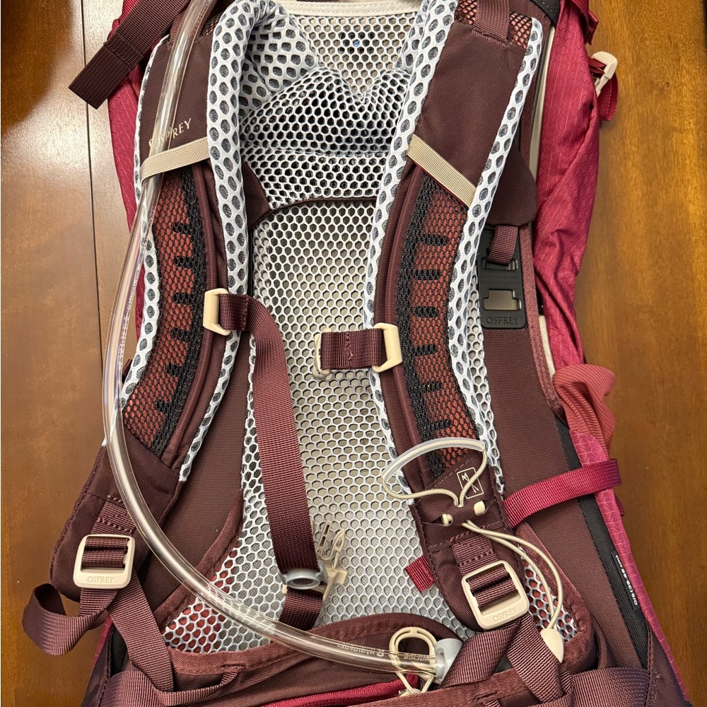 BRAND NEW Osprey Women's Sirrus 24L Elderberry Hiking Bag 2.5LRESERVOIR INCLUDED - Picture 2 of 8